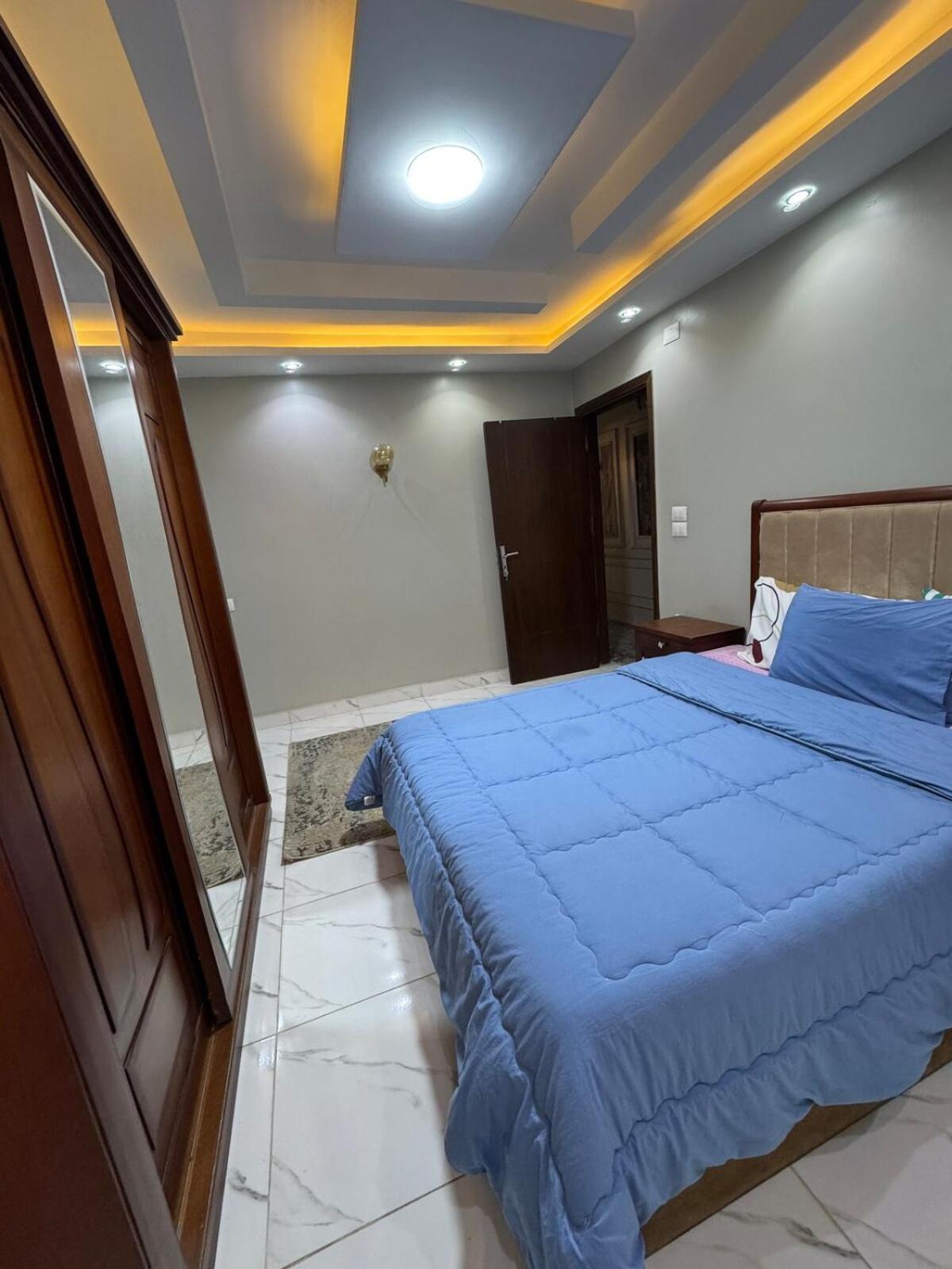 Cozy By Subway Station Apartment *