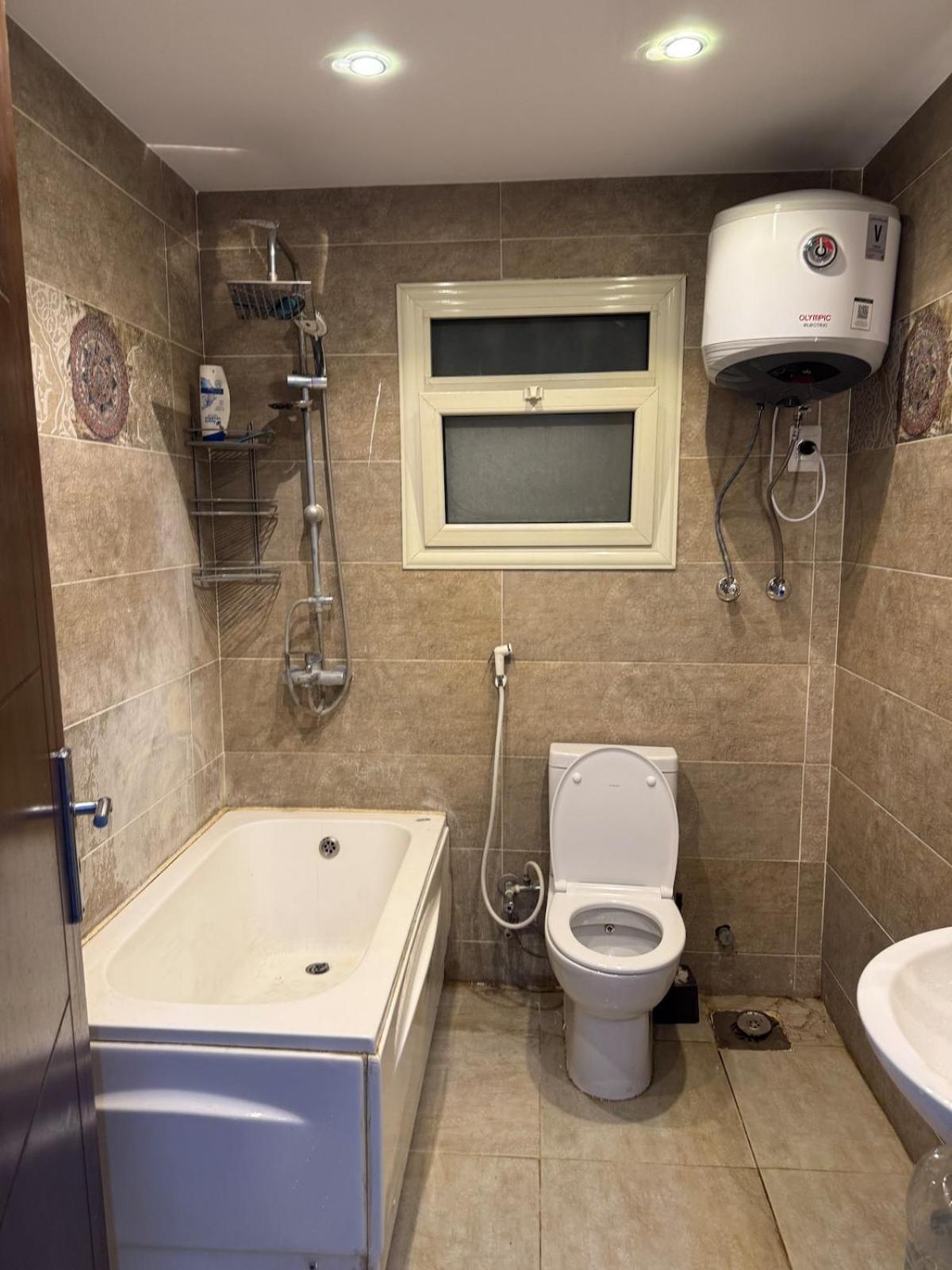 Cozy By Subway Station Apartment