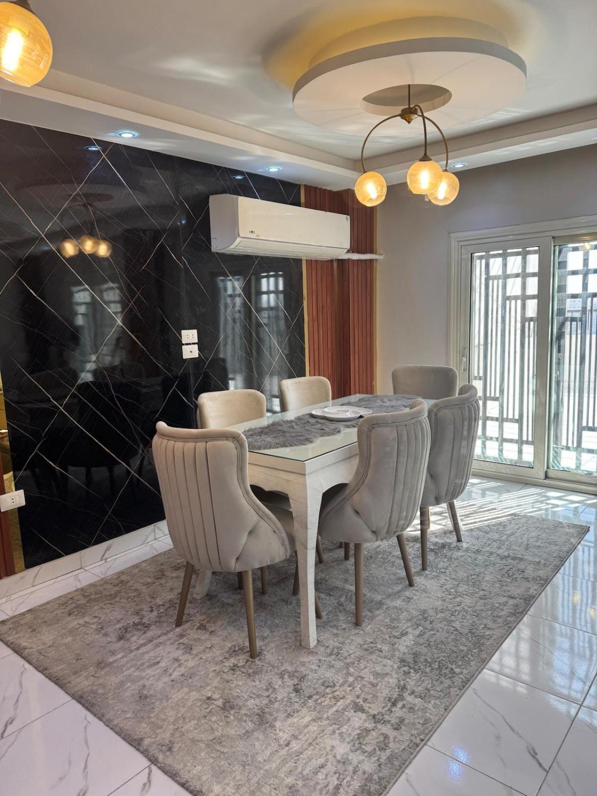 Cozy By Subway Station Apartment